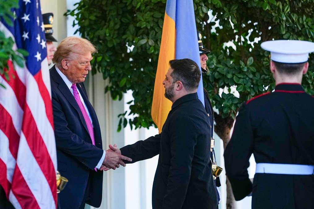 El presidente de Estados Unidos, Donald Trump, y el presidente ucraniano, Volodymyr Zelenskyy, se dan la mano fuera del Ala Oeste de la Casa Blanca durante una reunión en Washington, octubre de 2025. (Fuente: Getty Images)