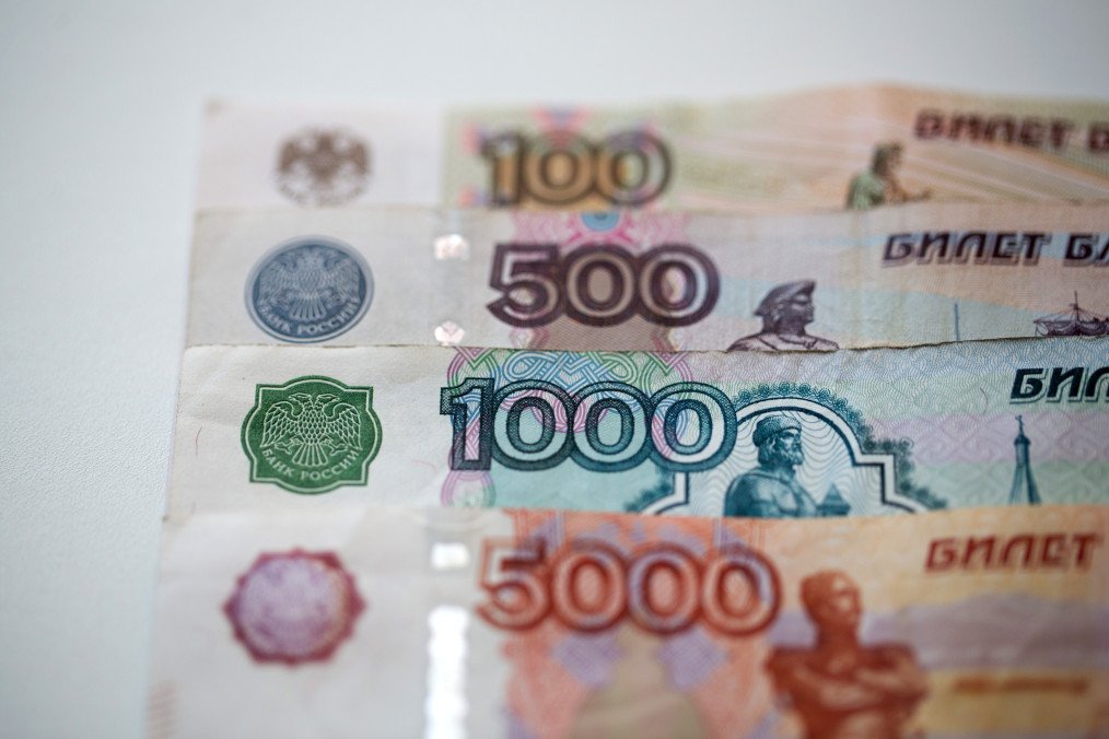 Billetes de rublos rusos de varias denominaciones, incluidos 100, 500, 1.000 y 5.000 rublos.
