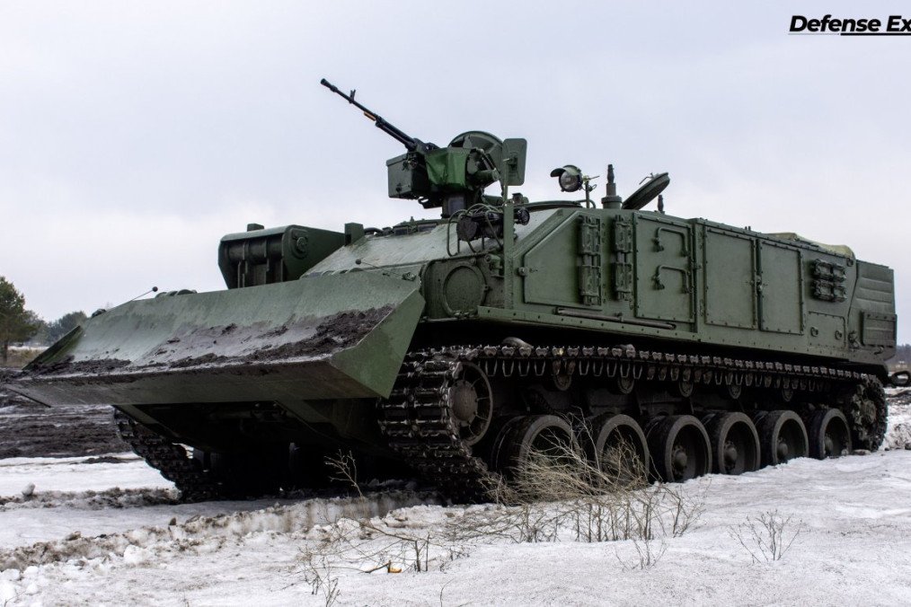 El vehículo blindado de recuperación ucraniano BREM-84 “Athlete” durante un entrenamiento de campo en condiciones invernales. (Fuente: Defense Express)