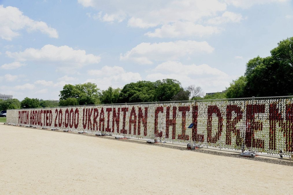 A massive installation on the National Mall in Washington, D.C., uses 20,000 teddy bears woven into a chain-link fence to spell out the message “PUTIN ABDUCTED 20,000 UKRAINIAN CHILDREN.” (Source: Olga Stefanishyna, Ambassador of Ukraine to the US)
