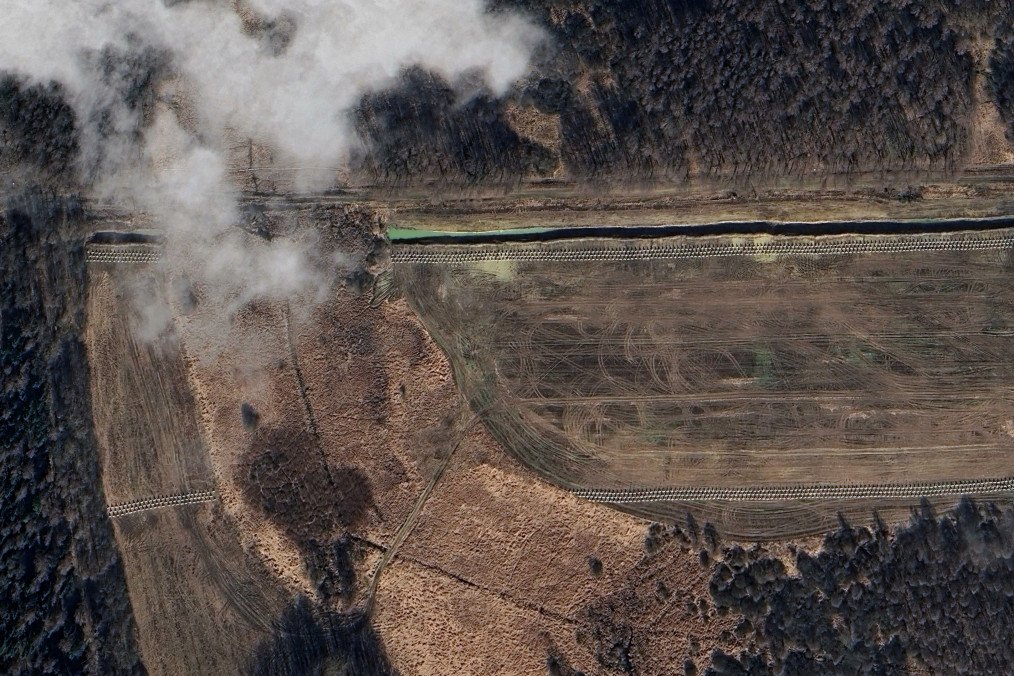Polish anti-tank defenses and dragon’s teeth stretch through farmland, echoing Ukrainian-style layouts. (Source: Clément Molin) Polish anti-tank defenses and dragon’s teeth stretch through farmland, echoing Ukrainian-style layouts. (Source: Clément Molin)