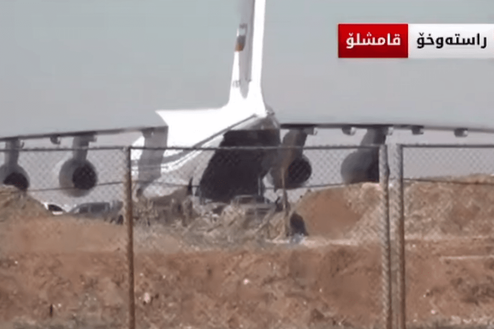 Russian military personnel load equipment onto an Il‑76MD transport aircraft at the Qamishli airfield in northern Syria on January 26, 2026. (Photo: K24) Russian military personnel load equipment onto an Il‑76MD transport aircraft at the Qamishli airfield in northern Syria on January 26, 2026. (Photo: K24)