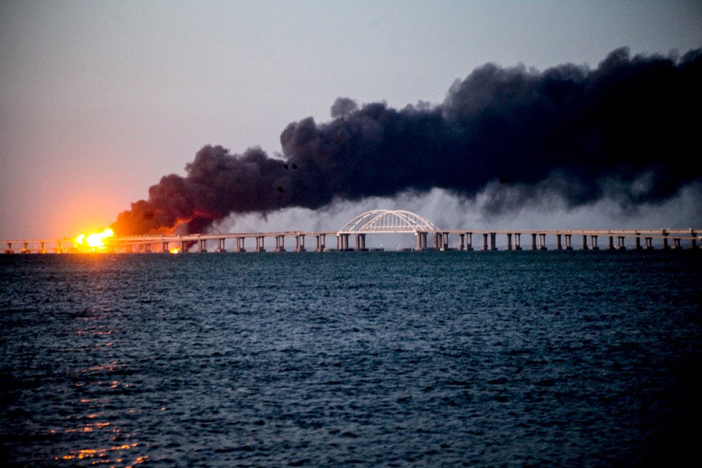 The Crimean Bridge burns after an explosion in the Kerch Strait on October 8, 2022. Illustrative photo. (Source: Getty Images)