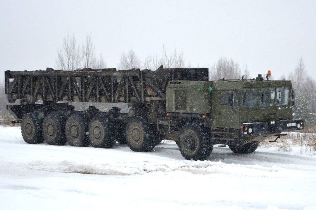 Imagen ilustrativa. Posible Oreshnik TEL, construido sobre el chasis MZKT-79291 y probablemente una reedición del sistema de misiles 15Zh67 Rubezh. (Fuente: DnKornev/X)