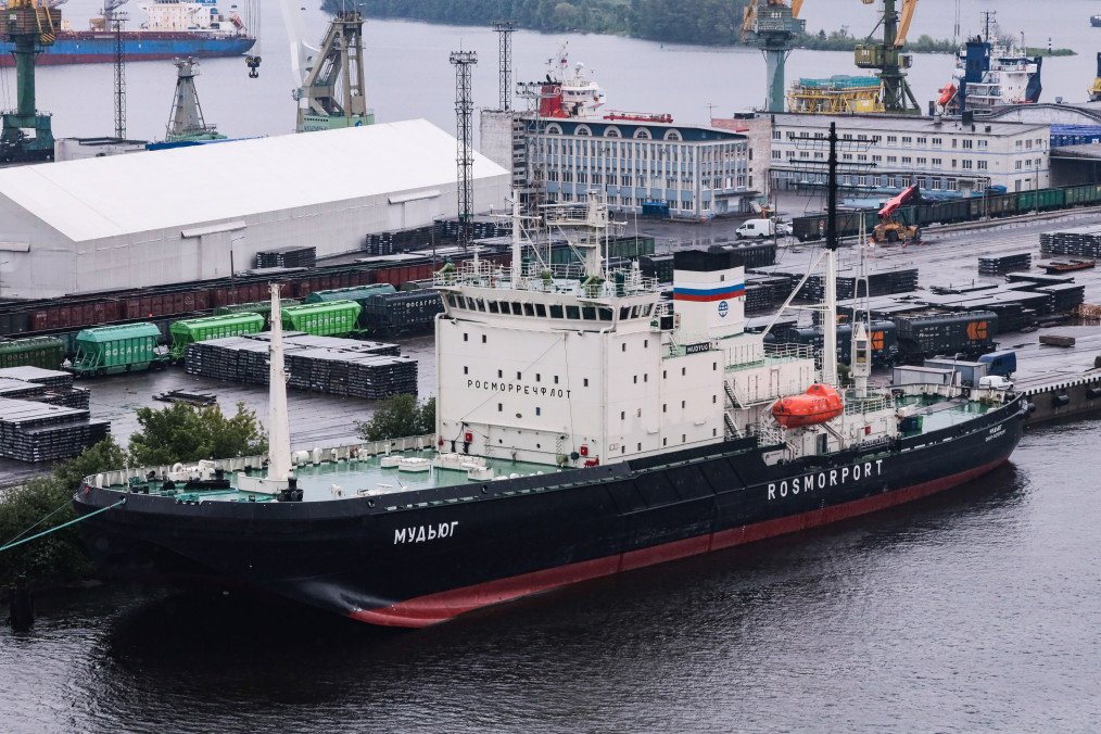 View of the single-deck icebreaker “Mudyug” in the ship fairway of Kanonersky Island in St. Petersburg on June 18, 2025. Illustrative photo. (Source: Getty Images)