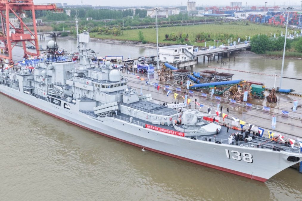 PLA Navy destroyer Hangzhou (DDG-136) following deep modernization, equipped with new Chinese missile systems and vertical launch cells, April 2026. (Source: Defense Express)