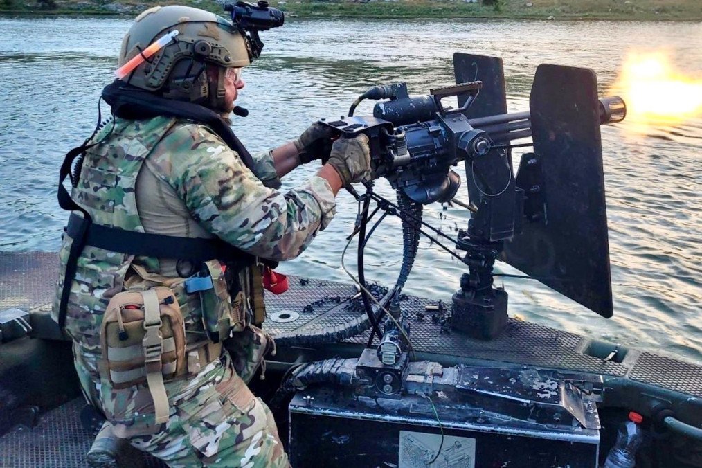 Ukrainian SOF member fires the M134 minigun on the US-supplied SOC-R boat. (Source: 305FUN2/Reddit)