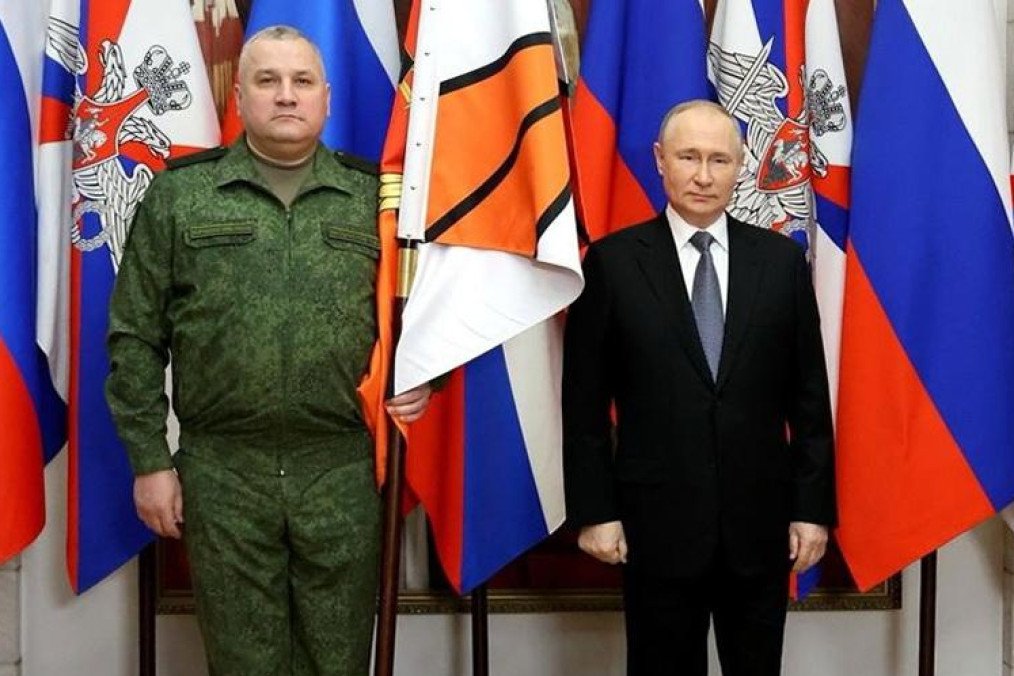 Russian Lieutenant General Sergei Milchakov and Russian leader Vladimir Putin. (Source: Vazhnye Istorii)