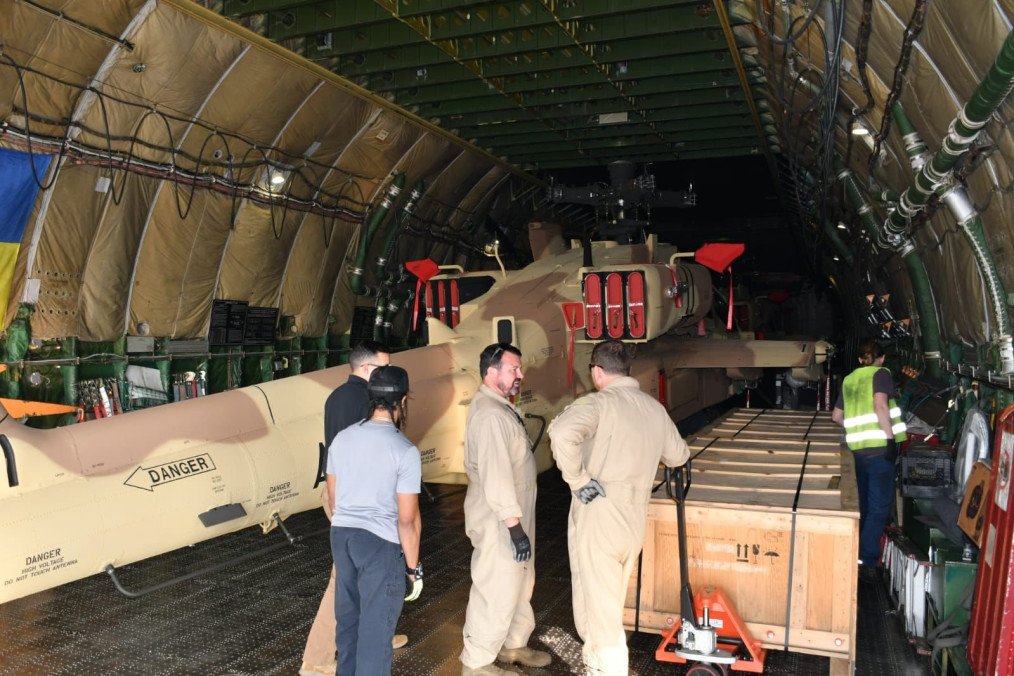 Indian AH-64E Apache helicopter in the cargo bay of a Ukrainian Antonov An-124 cargo plane, December 16, 2025. (Source: BLACKTIGER1612/X)
