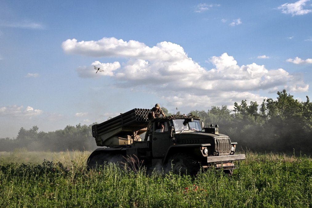 Soldiers from the 148th Separate Artillery Zhytomyr Brigade of the Ukrainian Airborne Forces operate a BM-21 Grad multiple launch rocket system in the Oleksandrivka sector, Dnipropetrovsk region, Ukraine, on June 22, 2026. (Source: Getty Images)