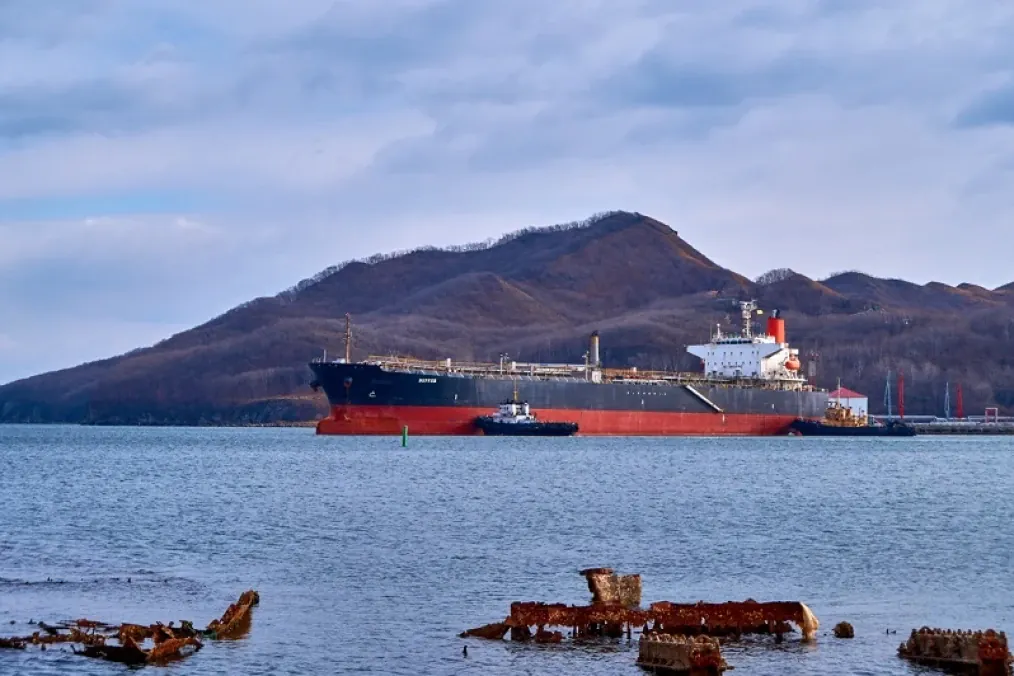 "Russian tanker attempting to evade international sanctions using fraudulent insurance certificates, discovered by Ukrainian intelligence."