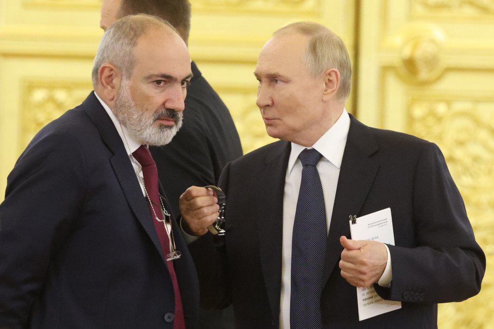 Russian leader Vladimir Putin speaks with Armenian Prime Minister Nikol Pashinyan during the CIS summit in Moscow, October 2024. (Source: Getty Images)