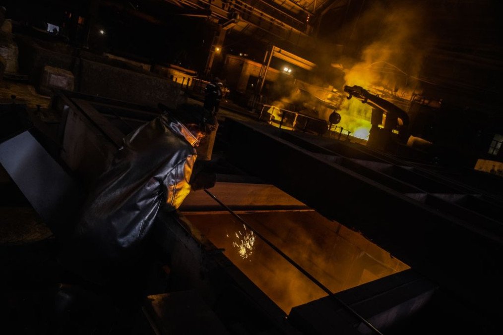 An employee supervises the only operational blast furnace at the ArcelorMittal SA steel plant in Kryvyi Rih, Ukraine, on June 29, 2022. (Source: Getty Images) An employee supervises the only operational blast furnace at the ArcelorMittal SA steel plant in Kryvyi Rih, Ukraine, on June 29, 2022. (Source: Getty Images)