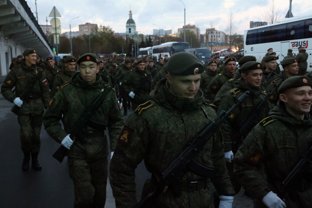 Russia Intensifies Forced Mobilization as Authorities Target Debt-Ridden and Ex-Prisoner Recruits Russian military officers and cadets gather to rehearse for the Red Square Military Parade on April 29, 2026 in Moscow, Russia. Illustrative photo. (Source: Getty Images)