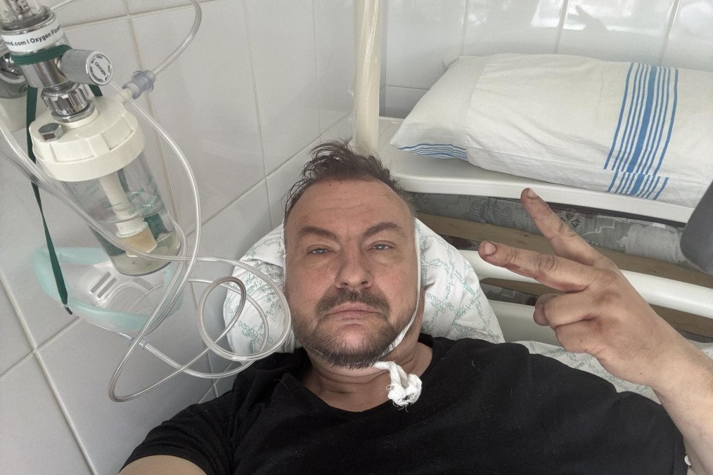 Serhii “Flash” Beskrestnov lies in a hospital bed after being injured in a Russian drone strike, April 20, 2026. (Source: Serhii Beskrestnov/Facebook)