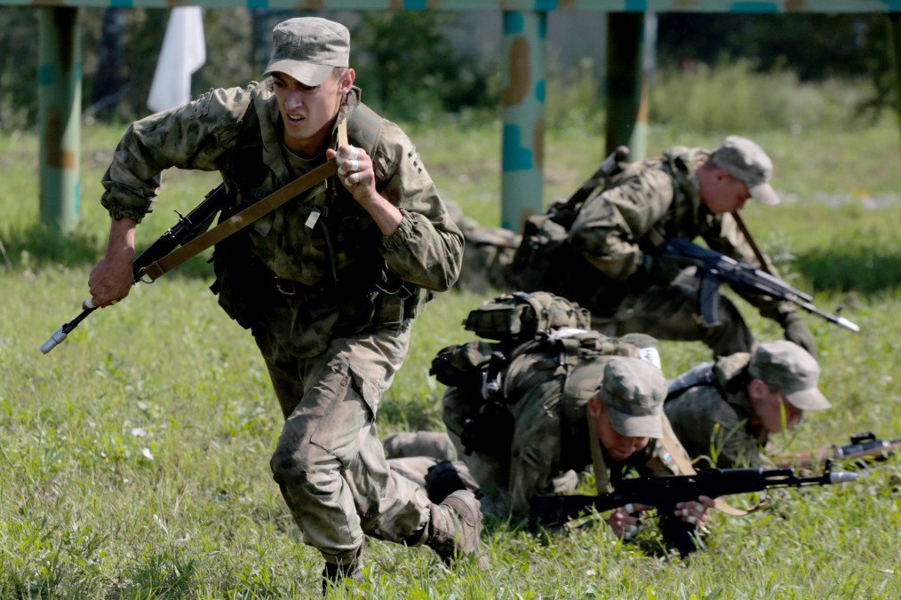 Russian soldiers of the armed participants attend the “Scout Trail” obstacle course in Novosibirsk Region, Russia on August 2, 2017. Illustrative photo. (Source: Getty Images)