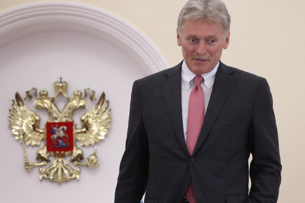 Dmitry Peskov habla con los periodistas tras la reunión anual del consejo de supervisión del Centro Educativo Senezh «Rusia es un país de posibilidades», el 27 de mayo de 2025, en Moscú, Rusia. (Fuente: Getty Images)