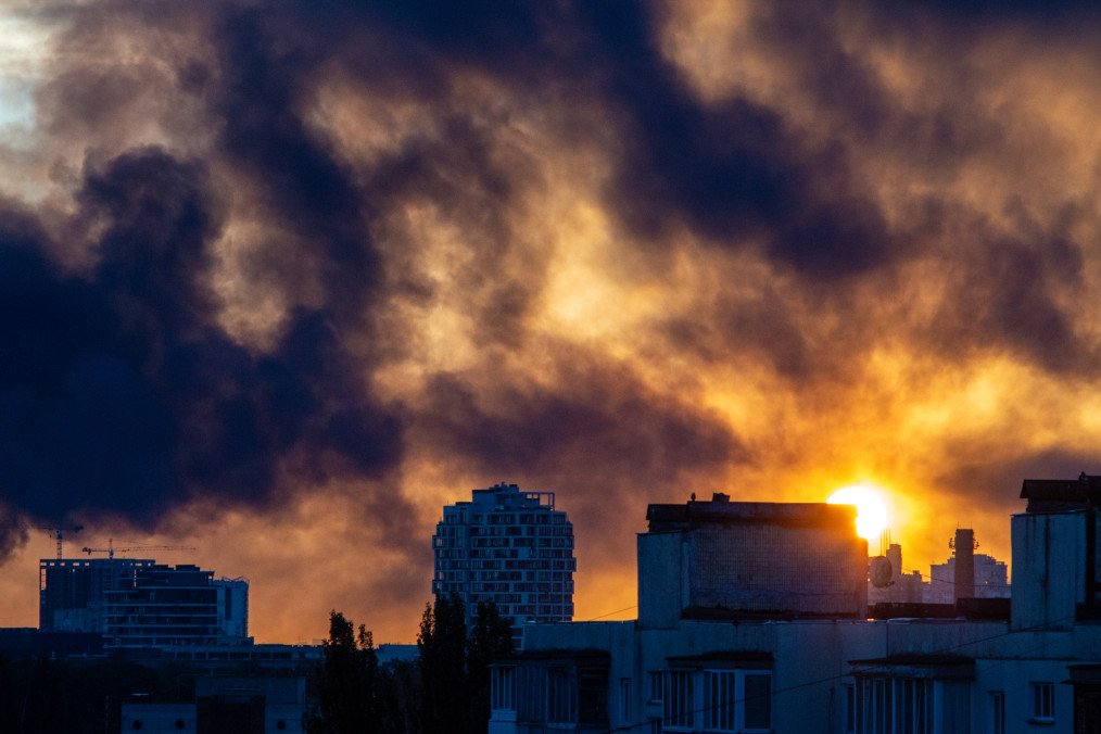 Putin Wants Ukraine to Capitulate by Spring 2027 Through Intensified Strikes, ISW Says Residential buildings stand against the backdrop of smoke from a Russian attack on September 8, 2026 in Kyiv, Ukraine. (Source: Getty Images)