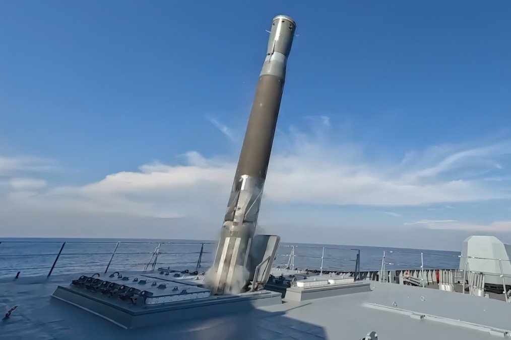 Imagen de archivo del lanzamiento de un misil hipersónico ruso Zircon desde un buque de guerra en el mar Mediterráneo.