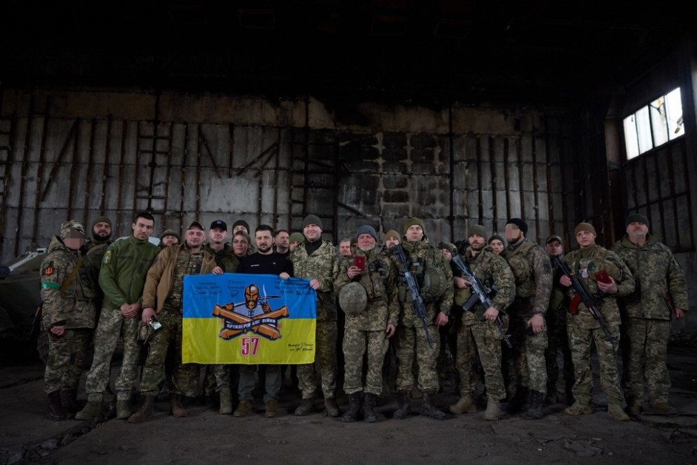 Illustrative image. Ukrainian President Volodymyr Zelenskyy (5th L) poses for a photo with Ukrainian soldiers during his visit to the Bakhmut frontline in Donetsk region, Bakhmut, Ukraine, on March 22, 2023. (Source: Getty Images)