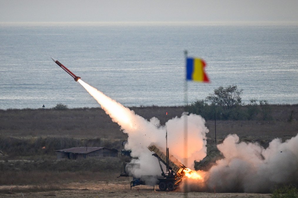 A Patriot rocket launcher of the Romanian army fires a PAC-2 ATM missile during an army drill at the Capu Midia military shooting range next to the Black Sea November 15, 2023. Illustrative photo. (Source: Getty Images)
