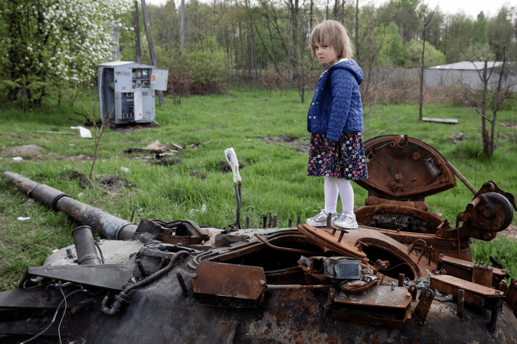 Niño frente a un tanque ruso destruido mientras aumentan las pérdidas del ejército ruso en Ucrania Niño junto a un tanque ruso destruido en Makariv, región de Kyiv, Ucrania, mostrando el impacto de la guerra mientras Rusia supera los 1.000 soldados muertos en un solo día durante su ofensiva