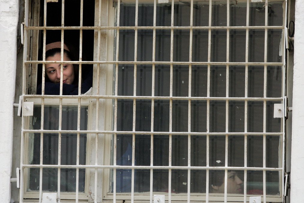 Almost 500 Ukrainian Women Remain in Captivity as Russia Halts Exchanges A woman detainee looks from a window in the women's pre-trial detention facility. Illustrative image. (Source: Getty Images)