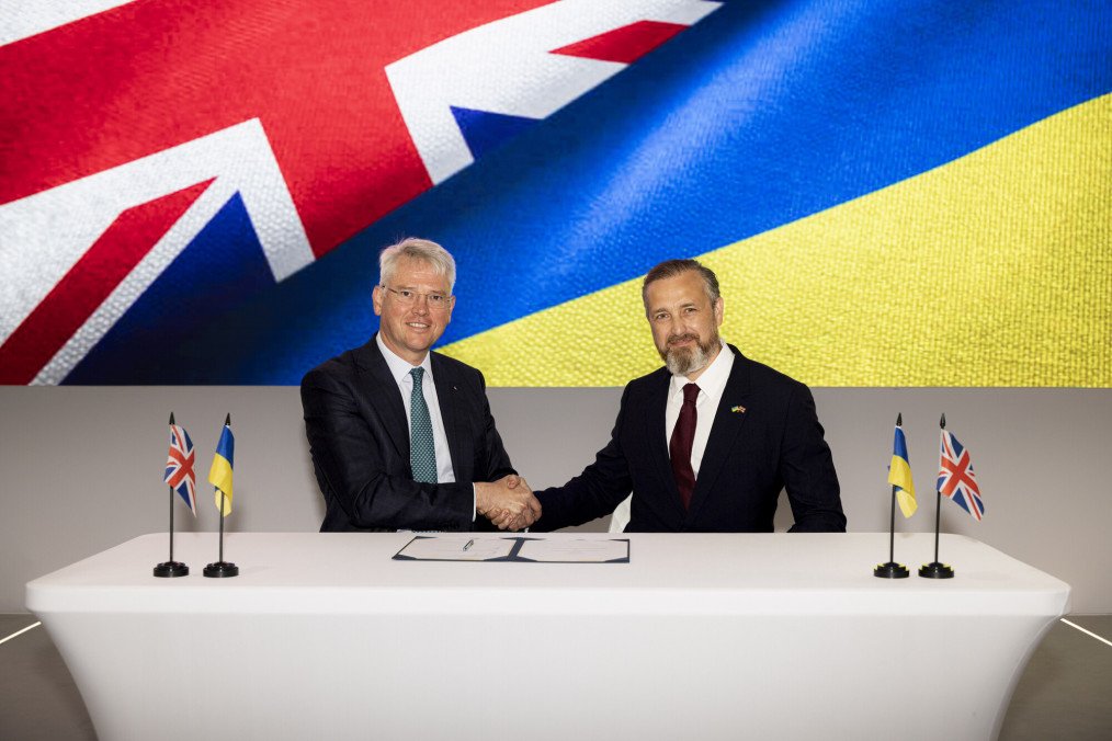 Representatives from BAE Systems and a Ukrainian partner shake hands after signing a deal to produce L119 Light Guns in Ukraine. (Source: BAE Systems) Representatives from BAE Systems and a Ukrainian partner shake hands after signing a deal to produce L119 Light Guns in Ukraine. (Source: BAE Systems)