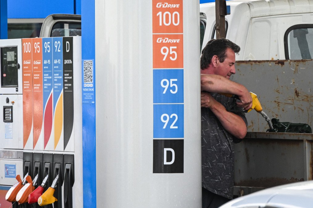 Banned Gasoline Returns to Russian Gas Stations to Prevent Total Fuel Crisis A man fills a canister wath gazoline at a Gazpromneft petrol station in Russia. (Source: Getty Images)