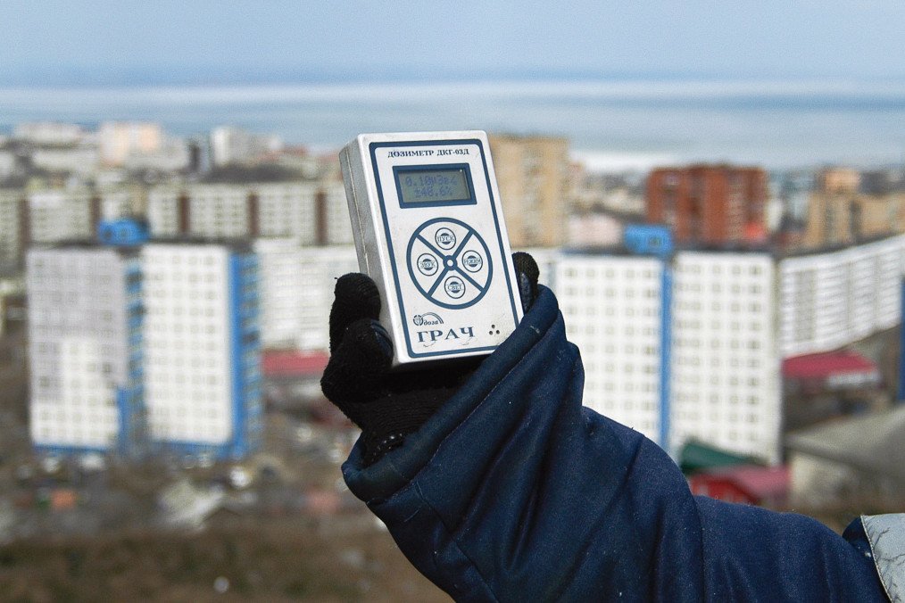 Russia Introduces New National Standard for Detecting Radioactive, Chemical, and Biological Contamination A meteorologist holds a dosimeter, showing radiation levels in the Russian Far East city of Vladivostok on March 14, 2011. Illustrative photo. (Source: Getty Images)