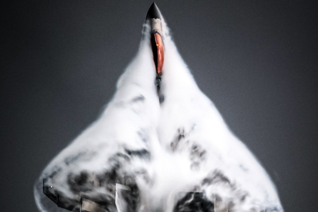 El avión de combate F-22 Raptor de la Fuerza Aérea de EE. UU. realiza un aterrizaje de emergencia con un factor alfa alto, diciembre de 2025. (Fuente: Lockheed Martin)