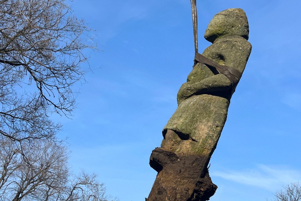 The mechanical lifting and transport phase of a historical stone monument. (Source: 128th Separate Heavy Mechanized Brigade "Dyke Pole")