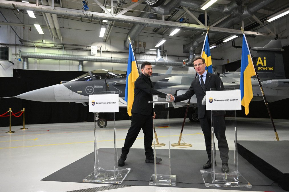 Swedish Prime Minister Ulf Kristersson and Ukrainian President Volodymyr Zelenskyy shake hands in Linköping, Sweden, on October 22, 2025, after announcing a deal for Ukraine to acquire 100–150 Saab Gripen jets. (Source: Getty Images)
