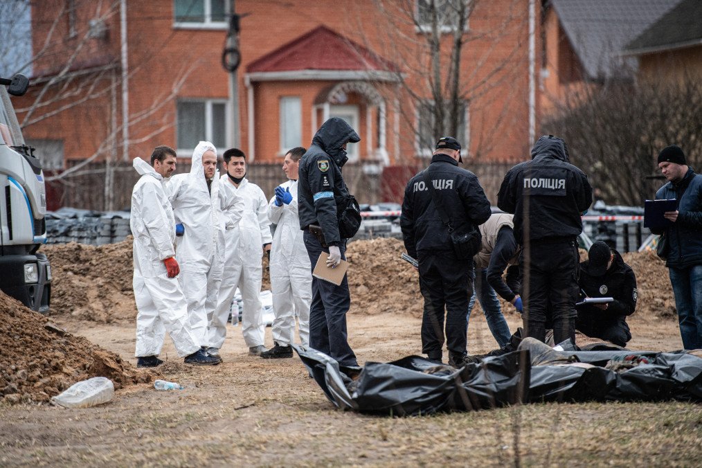 The authorities inspect bodies exhumed from a mass grave for war crimes in Bucha, a town in Kyiv region, Ukraine. (Source: Getty Images)