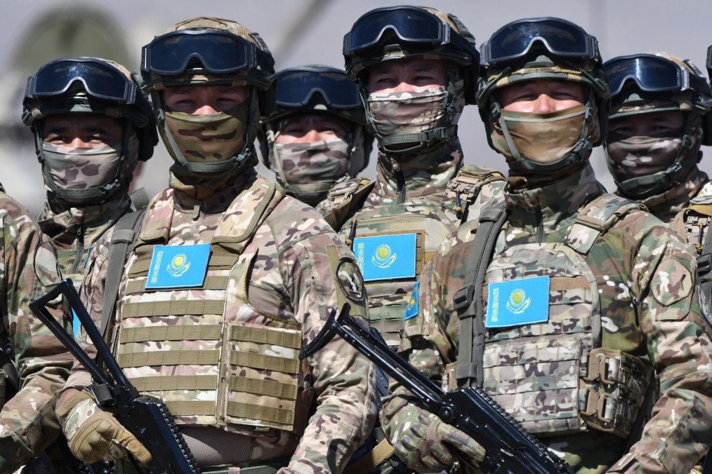 Kazakh armed forces take part in the "Interaction-2024", "Search-2024" and "Echelon-2024" joint military drills at the Edelweiss training area in Balykchi on September 11, 2024. Illustrative photo. (Source: Getty Images)