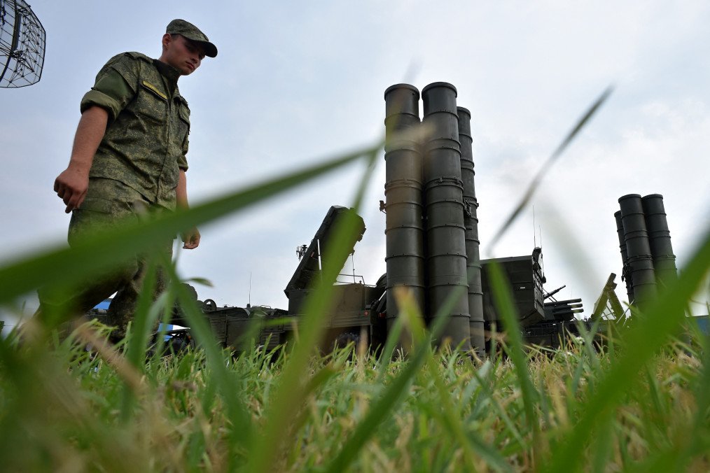 Iran Flexes Missile Shield Near Nuclear Hub in First-Ever Russian S-400 Test Iran Flexes Missile Shield Near Nuclear Hub in First-Ever Russian S-400 Test