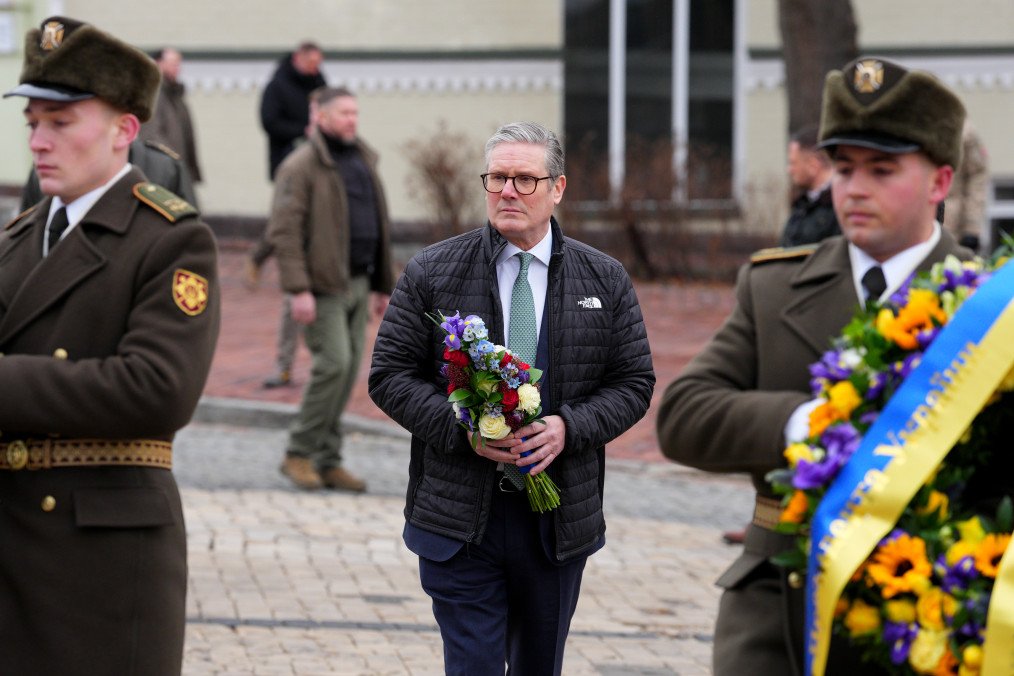 UK PM Starmer Joins President Zelenskyy to Pay Tribute to Ukraine’s Defenders