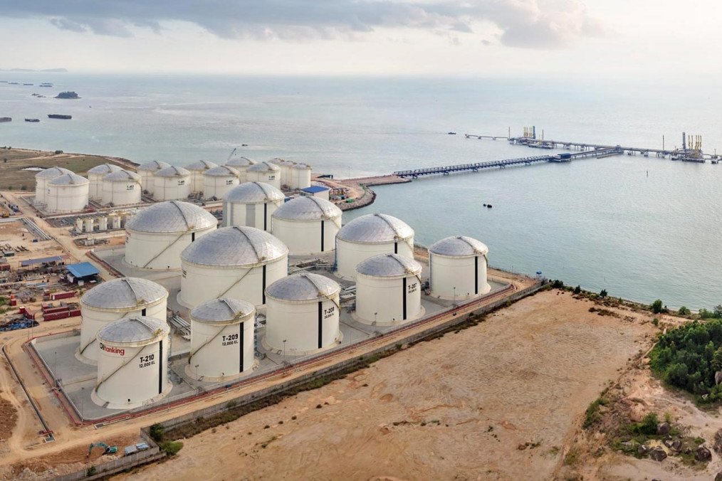 Sanctioned Russian Oil Quietly Floods Asia via Indonesian Free Trade Port Sanctioned Russian Oil Quietly Floods Asia via Indonesian Free Trade Port