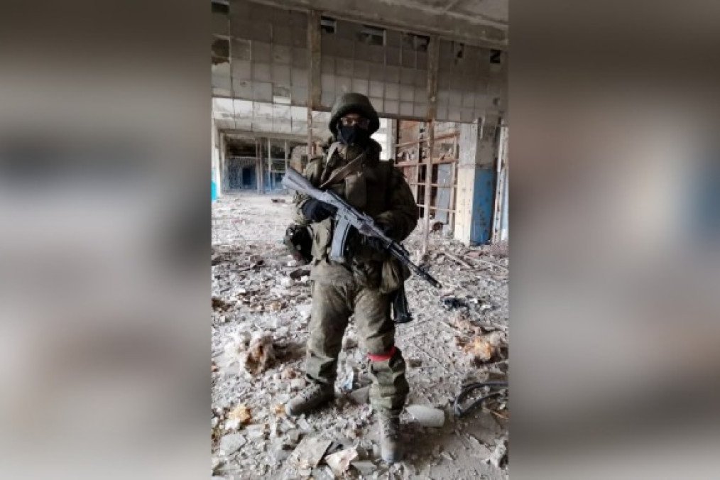 A man identified by AFP as a Bangladeshi recruit stands in military gear inside a damaged building after reportedly being recruited into the Russian army. Illustrative photo. (Source: AFP)