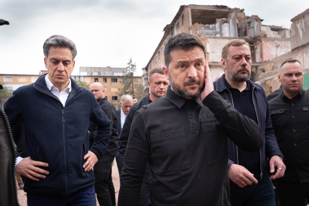 Illustrative photo. Ukrainian President Volodymyr Zelenskyy visits the site of a Russian missile strike in Pryluky, Ukraine, on October 8, 2026. (Source: Getty Images)