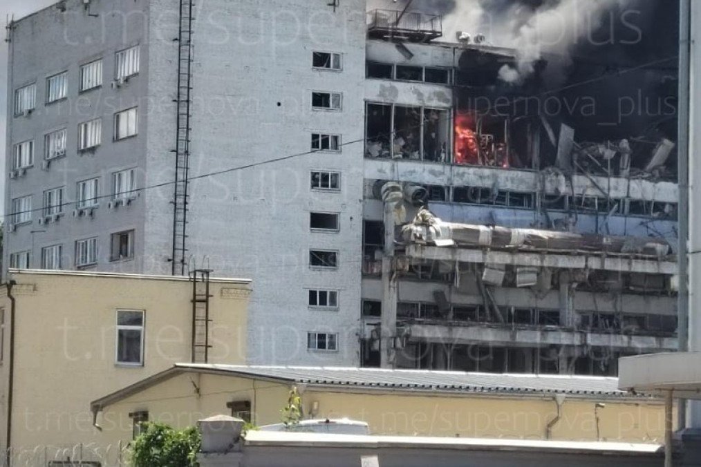 Smoke rises from the Voronezh Semiconductor Devices Plant after a Ukrainian cruise missile strike on June 22, 2026. (Source: Exilenova+)