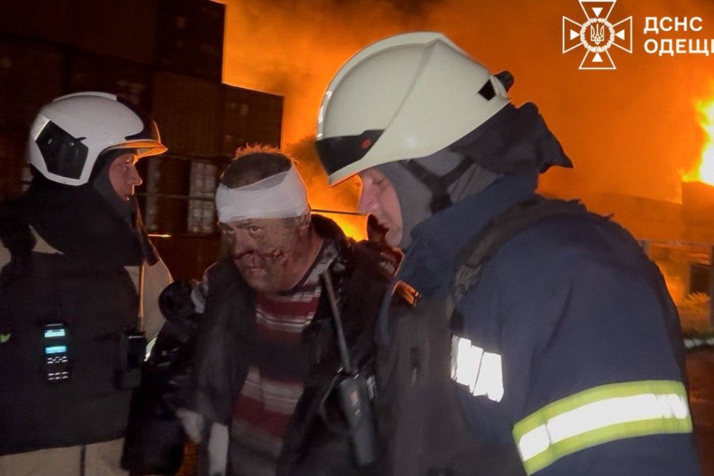 Los equipos de rescate salvan a un civil tras un ataque con drones rusos contra las infraestructuras portuarias de la región de Odesa, el 9 de octubre de 2025. (Fuente: SES)