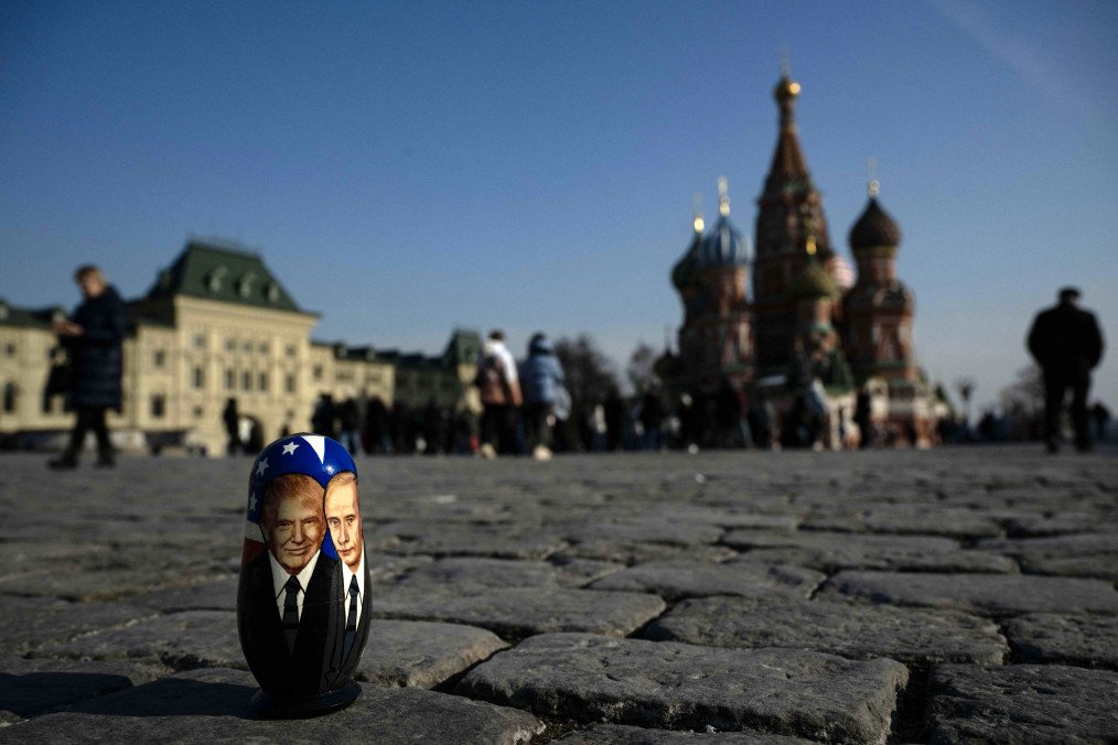 Una muñeca de madera tradicional rusa, que representa al líder ruso Vladimir Putin y al presidente estadounidense Donald Trump en la Plaza Roja frente a la Catedral de San Basilio en el centro de Moscú el 28 de febrero de 2025. (Fuente: Getty Images)