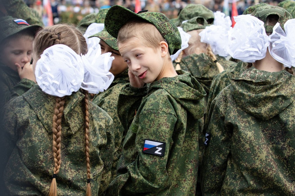 A schoolboy in the uniform of a modern Russian soldier. (Source: Getty Images)
