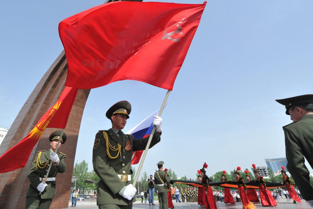 Young Kyrgyz women and military cadets carried the St. George’s Ribbon and a replica of the Soviet Victory Banner alongside Kyrgyz and Russian flags on May 7, 2014. Illustrative photo. (Source: Getty Images)