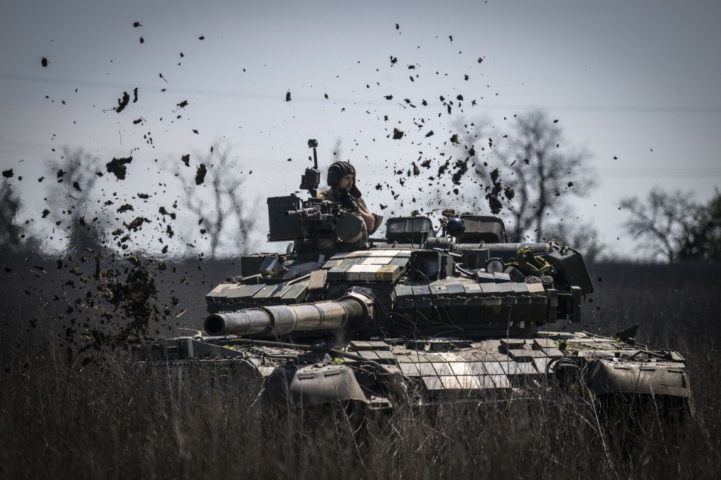Ukrainian crews operate and fire the tanks on ranges in tough terrain in the Donetsk region, Ukraine, on April 26, 2023. (Source: Getty Images)