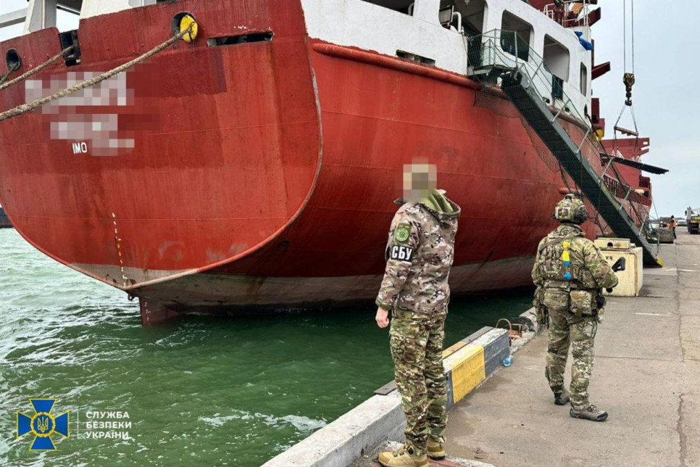 Ukraine's Security Service has detected and seized a foreign ship that was involved in Russia's “shadow fleet,” illegally transporting Ukrainian agricultural goods from the temporarily occupied Crimea. (Source: SBU)