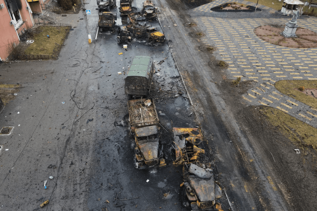 Vehículos militares rusos destruidos en Borodyanka durante la guerra contra Ucrania vehículos militares rusos destruidos en Borodyanka región de Kyiv guerra Rusia Ucrania