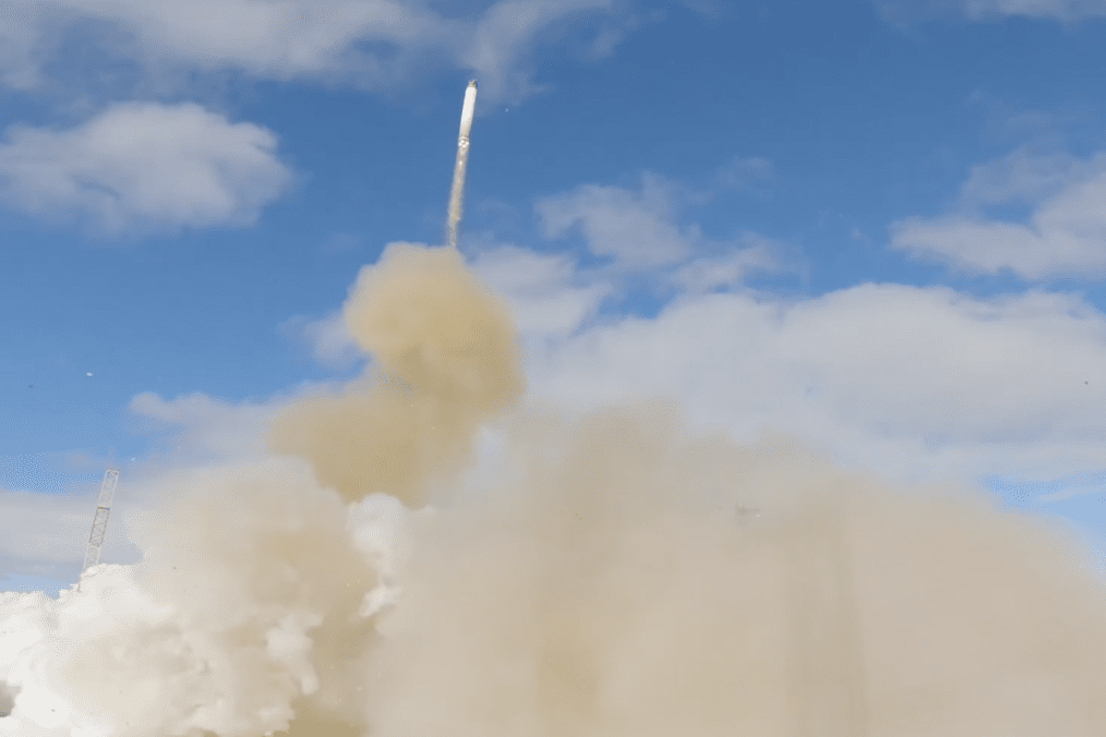 Un misil balístico intercontinental RS-28 Sarmat se eleva desde su silo durante un lanzamiento de prueba en Rusia. (Foto: código abierto)