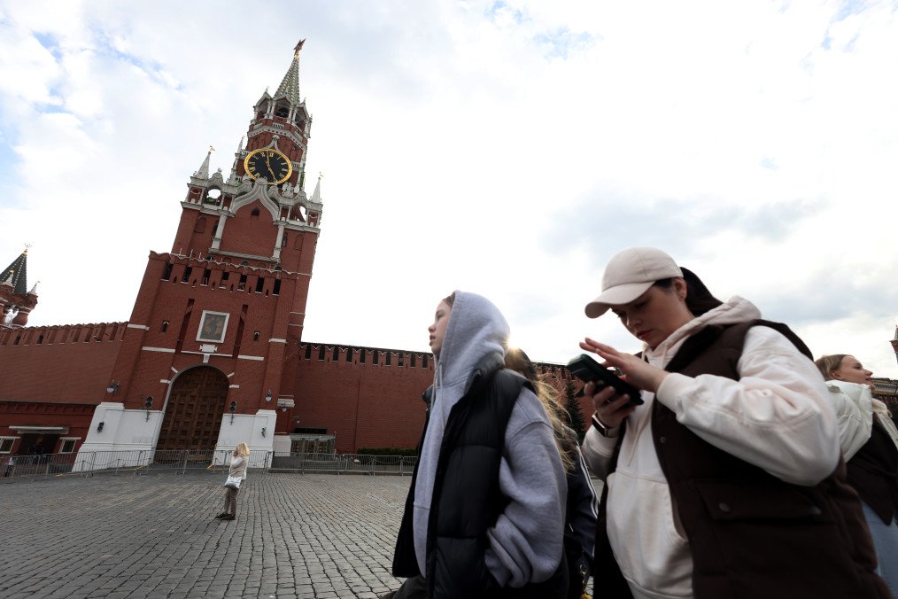 A woman attempts to access the internet using his smartphone while walking near the Kremlin, on March 31, 2026, in Moscow, Russia. (Source: Getty Images)